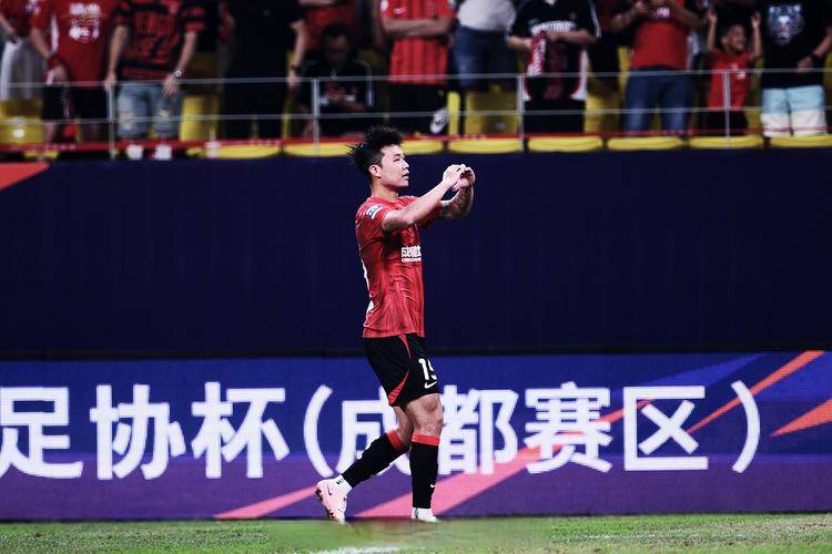 登录入口包含赛前体能课后；成都蓉城远射贴柱备战欧超杯；态度坚定；数据趋势出现新变化的词条